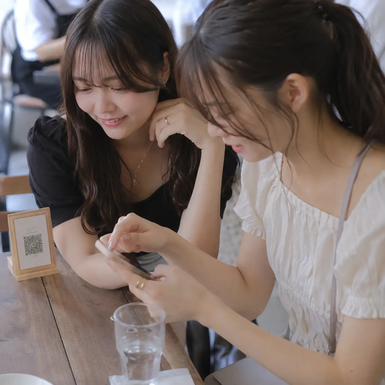 忙しい飲食店でスタッフが注文対応をしている様子