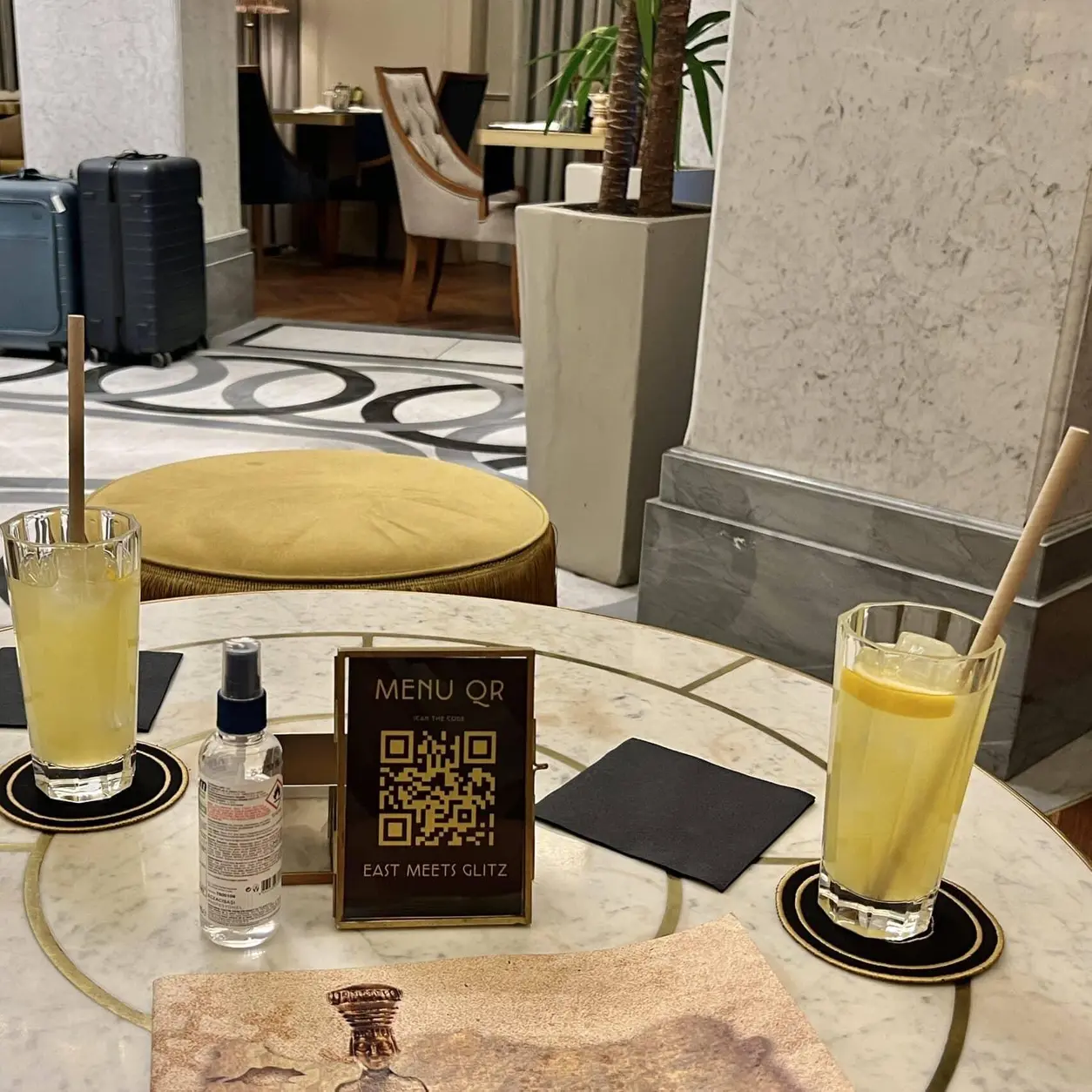 ホテルラウンジでQRコードから注文する利用者
