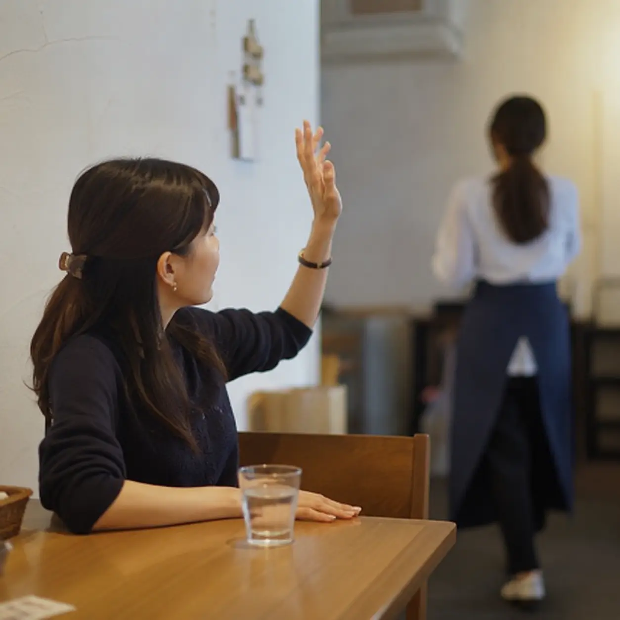 追加注文対応で忙しく動く飲食店スタッフ