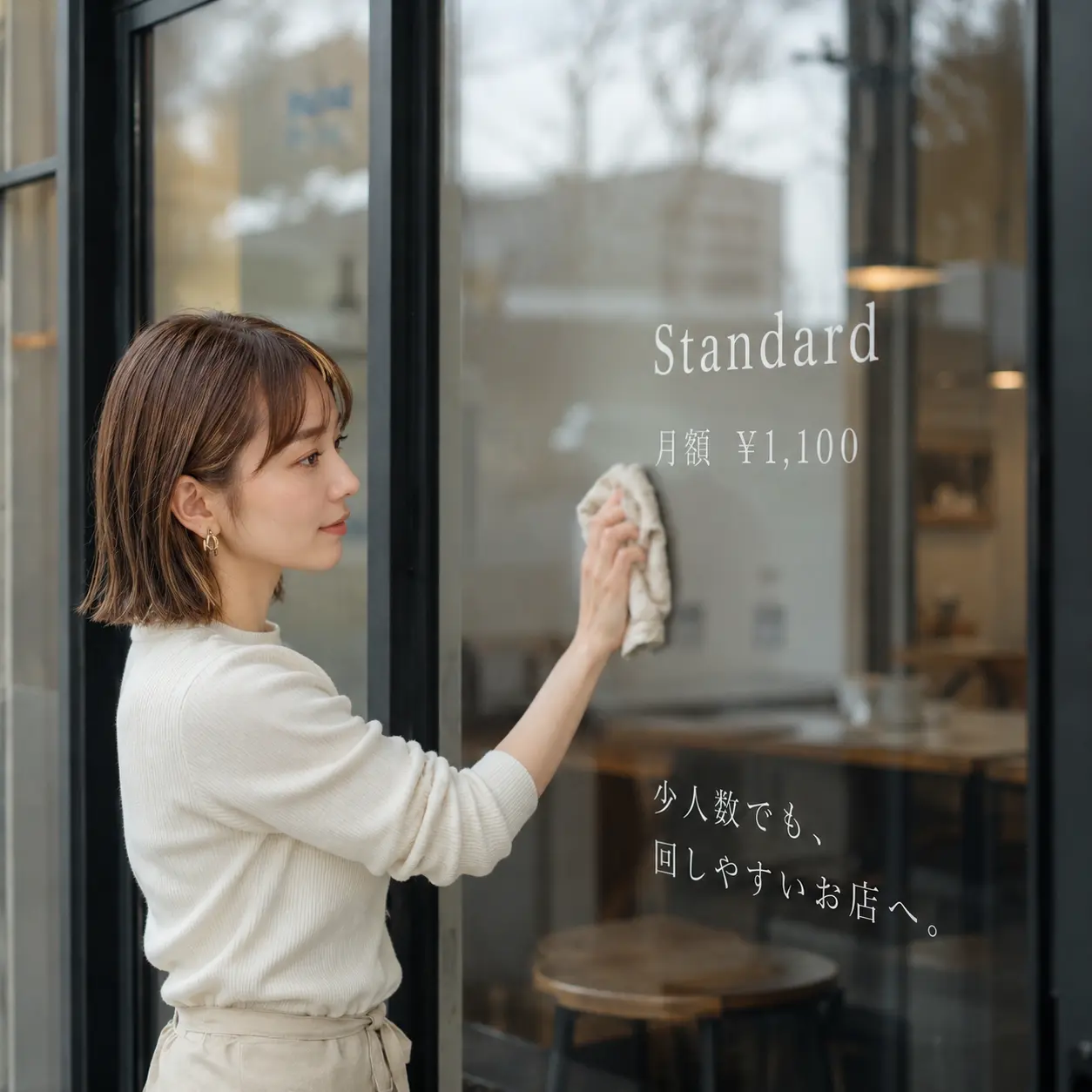 飲食店スタッフがタブレットで注文状況を確認している店内の様子